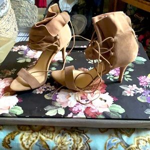 Tie straps suede sandals